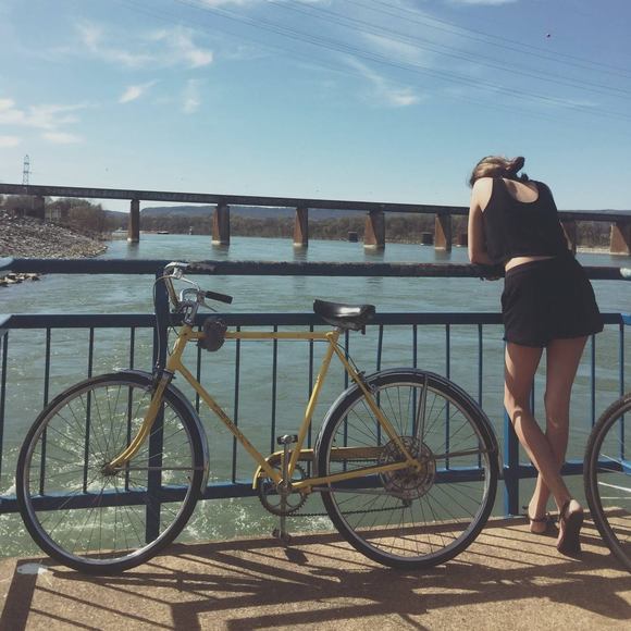 Meet your Posher, Selena - Picture 1 of 1